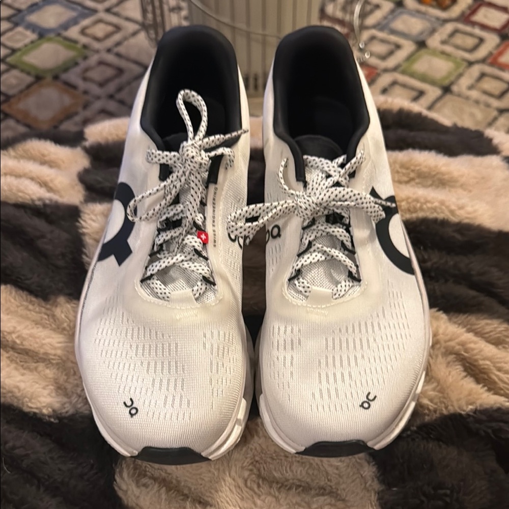On Running women’s White Sneakers